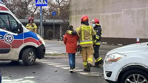 Po zderzeniu auto wpadło na latarnię