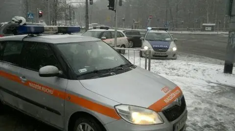 Przeskakiwał przez barierkę, wpadł pod tramwaj