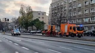 Naprawa pękniętej szyny w alei "Solidarności"