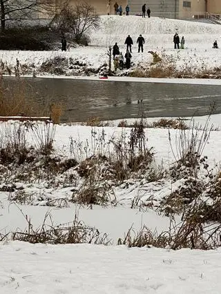 Dziecko utknęło na zamarzniętym jeziorku