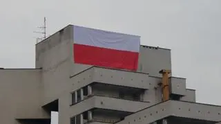 Polska flaga wisi na budynku na Mokotowie