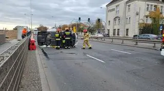 Jedna osoba była zakleszczona w aucie 