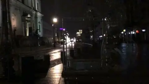 Z jednej strony iluminacja, z drugiej kompletnie ciemno