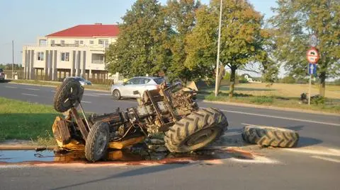 Traktor na boku w Wilanowie. "Kierujący nie miał uprawnień"