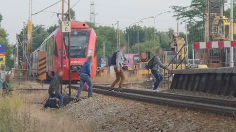 Budowy pilnuje jeden ochroniarz, piesi przechodzą przez tory