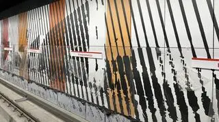 Tak wyglądają nowe stacje metra na Targówku. Na ścianach grafiki znanego artysty