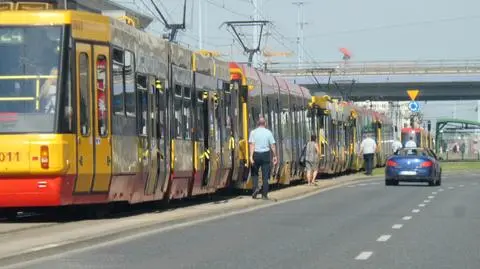 W centrum stały tramwaje