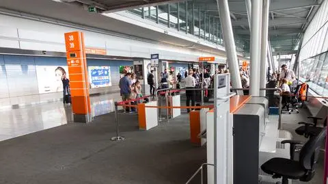 Warszawa przygotowana na koronawirusa? "Pasażerowie wypełniają karty"
