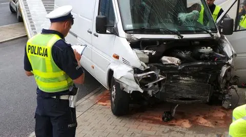 Kolizja w alei Prymasa Tysiąclecia. Kierowca busa trafił do radiowozu