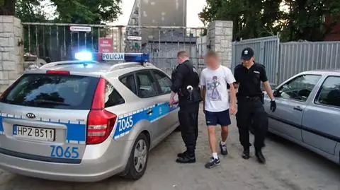 "Nogi dwulatki wisiały w powietrzu". Dziecko na parapecie, ojciec po alkoholu