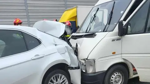 Kraksa dwóch aut i samochodu dostawczego na S2