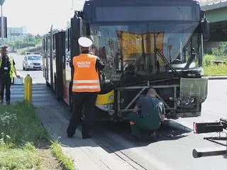 Zderzenie autobusu i samochodu