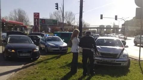 Kolizja plus zepsute światła utrudnienia na skrzyżowaniu