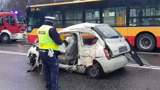 Zderzenie auta osobowego z autobusem na Mokotowie 