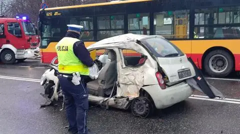 Zderzenie samochodu osobowego z autobusem. Lądował śmigłowiec LPR, dwoje dzieci w szpitalu 