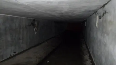 Egipskie ciemności w tunelu. "Ludzie oświetlają drogę telefonami"