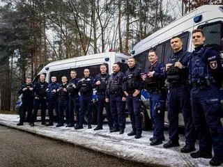 Policjanci pełnią służbę na przejściu granicznym na Podlasiu