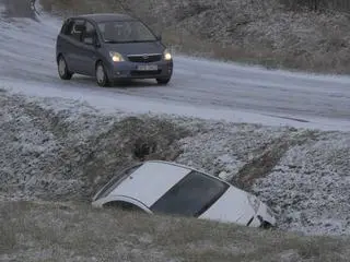 W Wolicy auto wpadło do rowu