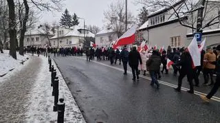 Uczestnicy protestu mają ze sobą biało-czerwone flagi