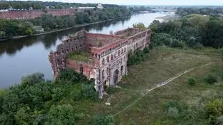 Spichlerz usytuowany w miejscu, gdzie Narew łączy się z Wisłą