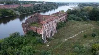 Spichlerz usytuowany w miejscu, gdzie Narew łączy się z Wisłą