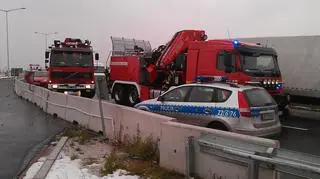 Na Toruńskiej przewrócił się tir. Piwo się wylało