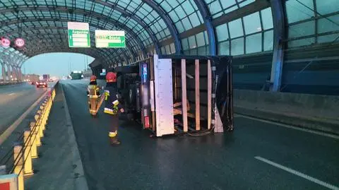 Auto dostawcze przewróciło się na trasie S8