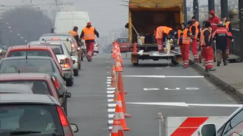 Malowali buspas na moście. Był korek w stronę Pragi