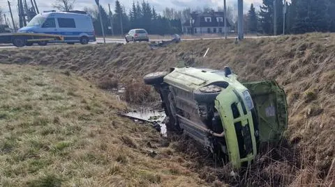 Zderzenie dwóch aut, jedno wpadło do rowu. Wysoki mandat dla kierowcy