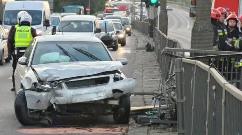 Płowiecka: audi na latarni, duże utrudnienia