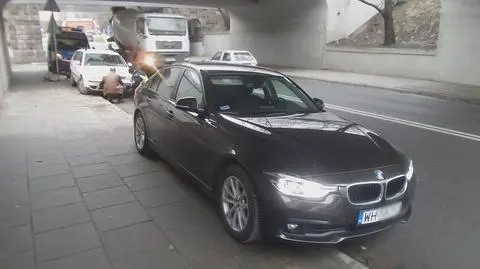 Policjant nie chciał rozjechać gołębia. Wypadek służbowego BMW