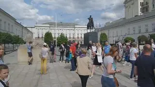 Razem protestuje przed Pałacem Prezydenckim