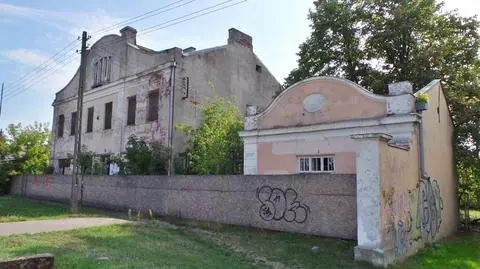 Kamienica zabita dechami, w środku polichromie. A plany były ambitne