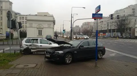 Bmw wjechało w mitsubishi. "Kobieta w szpitalu"