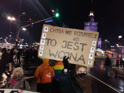 Protestujący na rondzie Dmowskiego