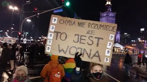 Protestujący na rondzie Dmowskiego