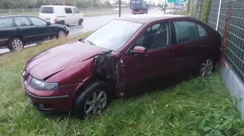 Samochód wylądował na barierach