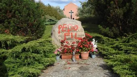 Ktoś zniszczył głaz w parku im. Jana Pawła II