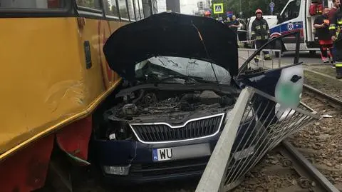 Zderzenie "15" z autem na Grójeckiej. Ranni