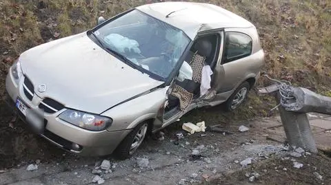 Nissanem ścięła latarnię i wjechała na nasyp