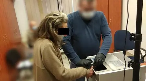 Atak na przystanku autobusowym. Policja: żądała obrączki i pieniędzy, biła i szarpała ofiarę za włosy