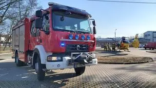 Lądowanie śmigłowca LPR na parkingu w Falenicy