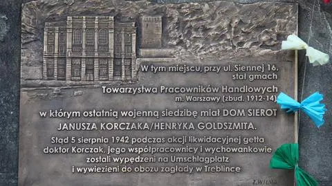 Tablica z latawcem. Pamiątka tragedii na PKiN