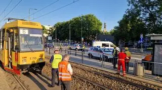 Osoba na hulajnodze elektrycznej wjechała pod tramwaj