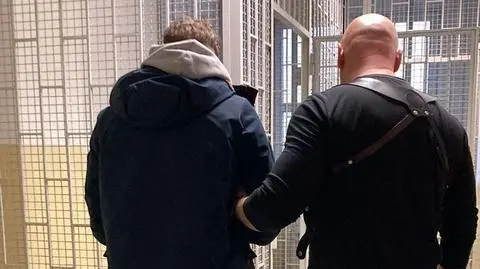 33-latek podejrzany o zdemolowanie karetki i poturbowanie ratowników usłyszał zarzuty