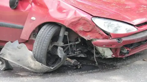 Straciła panowanie nad peugeotem. Wjechała w drzewo