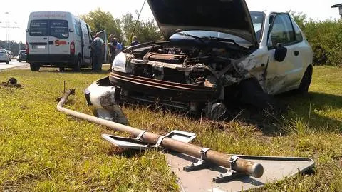 Czołowe zderzenie lanosa ze skodą