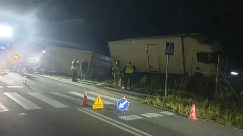 Ciężarówka wjechała w bariery energochłonne