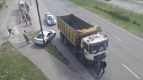 Toyota na latarni po zderzeniu z ciężarówką