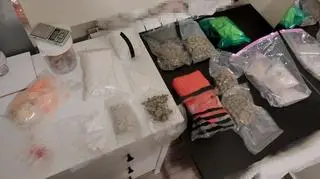 Policja zatrzymała podejrzanych o posiadanie narkotyków